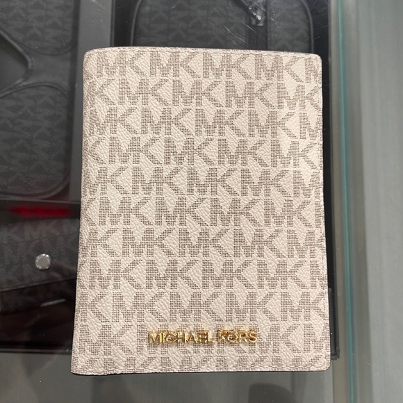 Michael Kors Jet Set Travel Passport Wallet
Light Cream Signature/Golden-Tone - Picture 11 of 16
